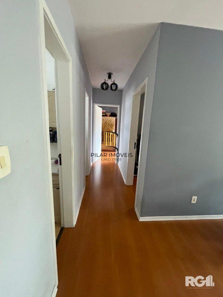 Apartamento de 2 dormitórios sendo um com sacada e garagem para 2 carros.