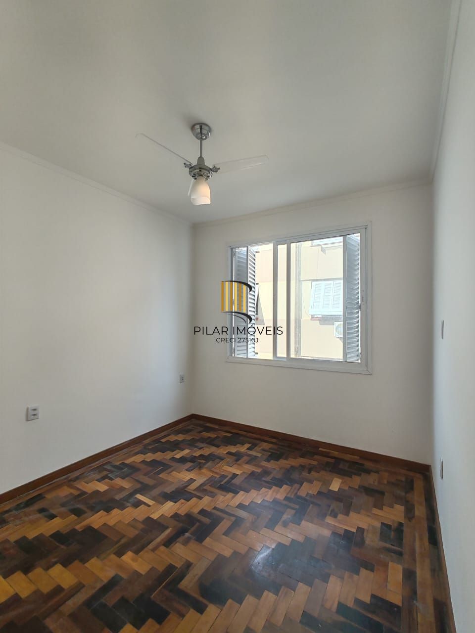 Apartamento Reformado de 2 Dormitórios com Sacada no Menino Deus, Porto Alegre