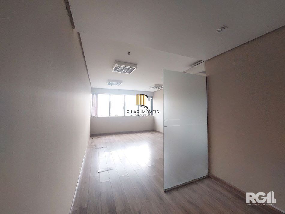 EXCELENTE SALA COMERCIAL NA CIDADE BAIXA COM 2 VAGAS ROTATIVAS A VENDA.
