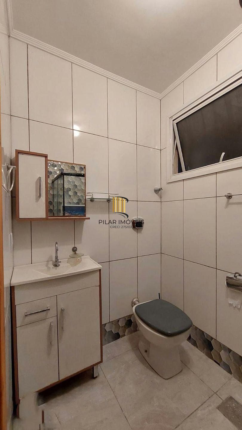 Apartamento Reformado de 2 Dormitórios com Sacada no Menino Deus, Porto Alegre