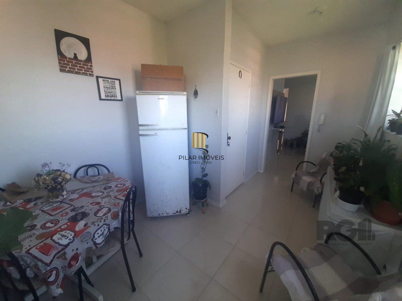 Apartamento 2 dormitórios, com dependência, de frente a fundos, com sacada, bair