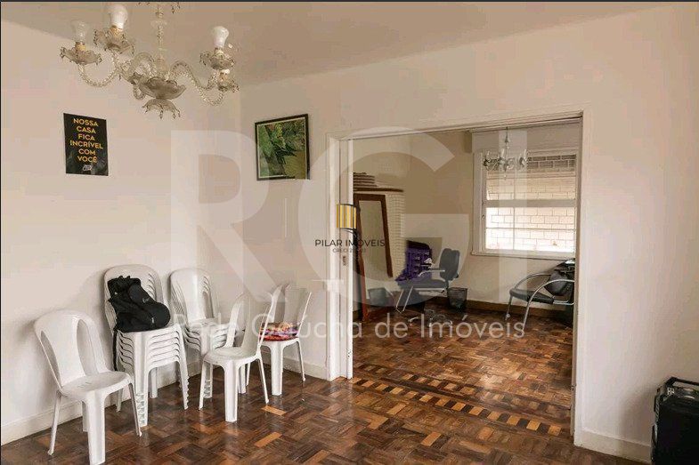 Casa para Venda - 210m², 4 quartos, sendo 1 suites, 4 vagas - Petrópolis