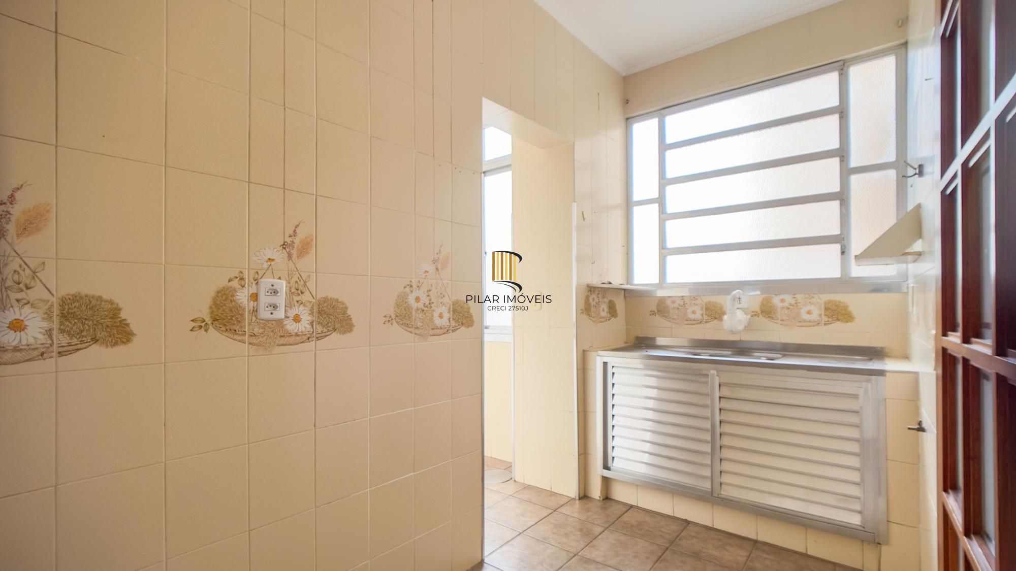 Apartamento no Centro Histórico de Porto Alegre – 2 dormitórios e 2 banheiros, dependência e elevador.