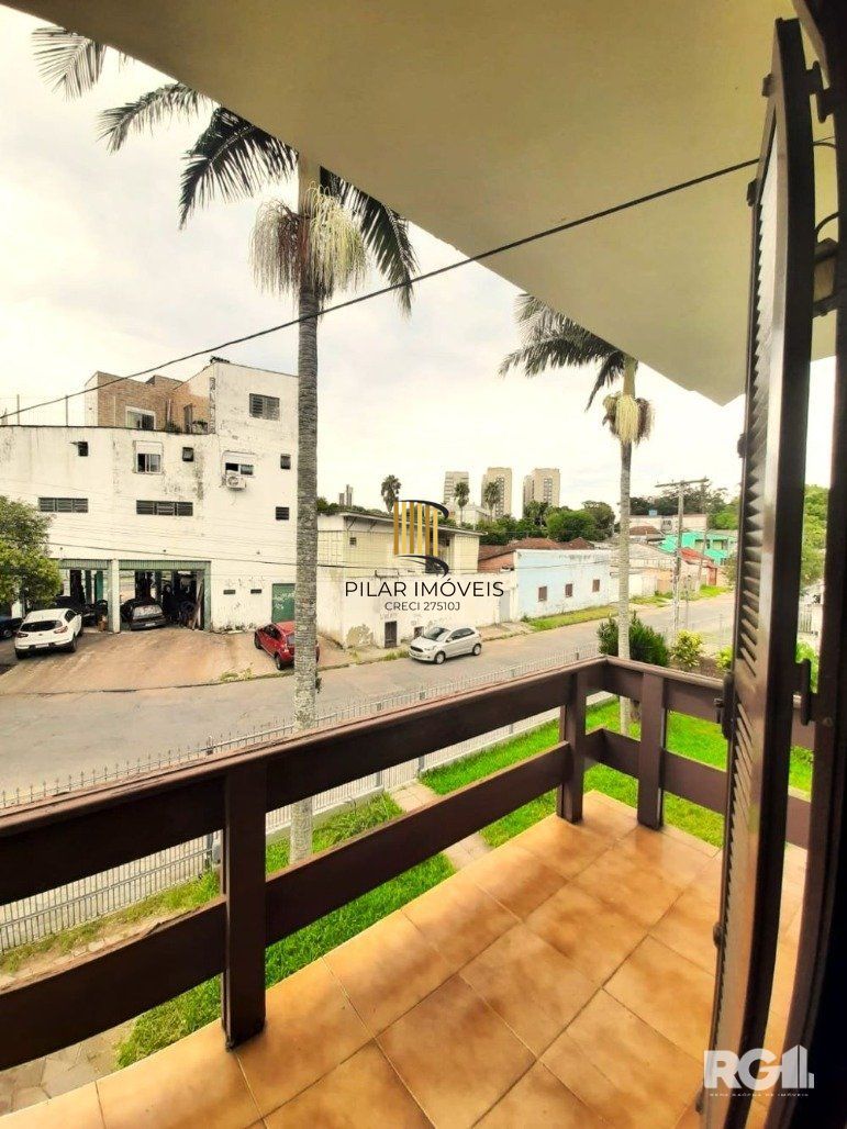 Casa com 351,60m2 de área construída em propriedade de 743m2 no Bairro Jardim Carvalho.