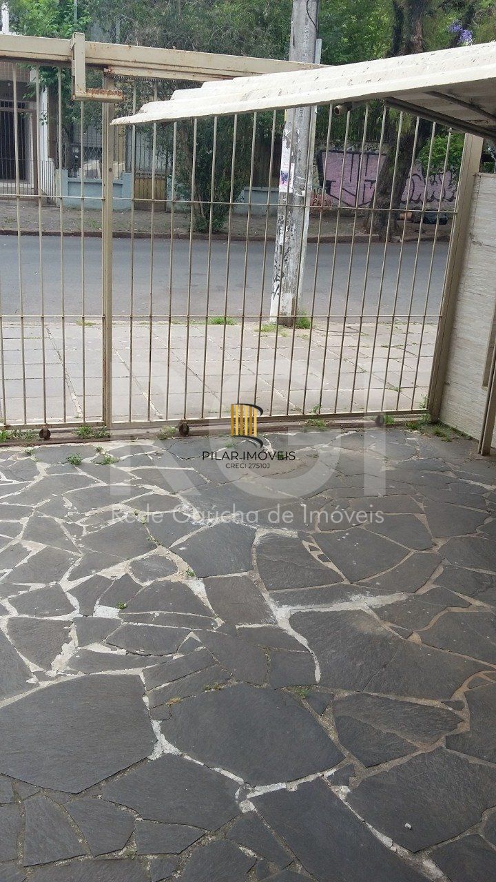 Casa com 4 quartos, 4 banheiros  e amplo pátio no miolo do bairro Cidade Baixa!