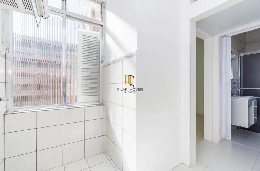 Apartamento amplo e arejado, com excelente iluminação natural e ventilação cruzada.