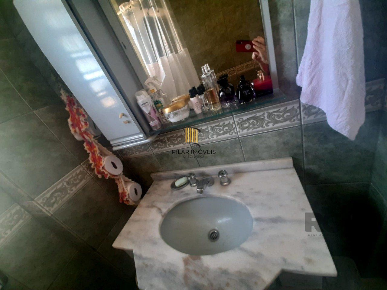 Apartamento 2 dormitórios, com dependência, de frente a fundos, com sacada, bair