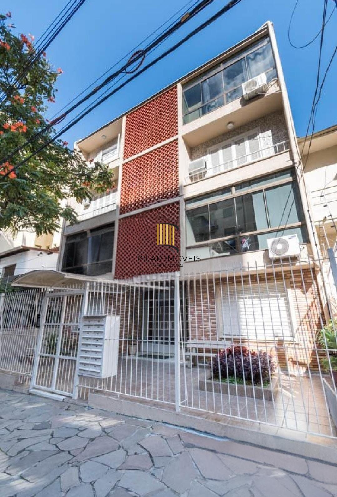 Apartamento amplo e arejado, com excelente iluminação natural e ventilação cruzada.