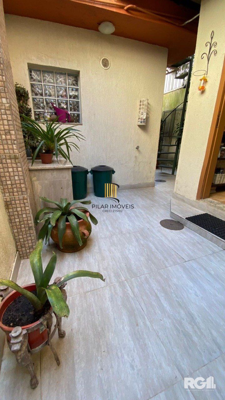 CASA AMPLA 3 DORMITÓRIOS NO ANDAR SUPERIOR NA CIDADE BAIXA .