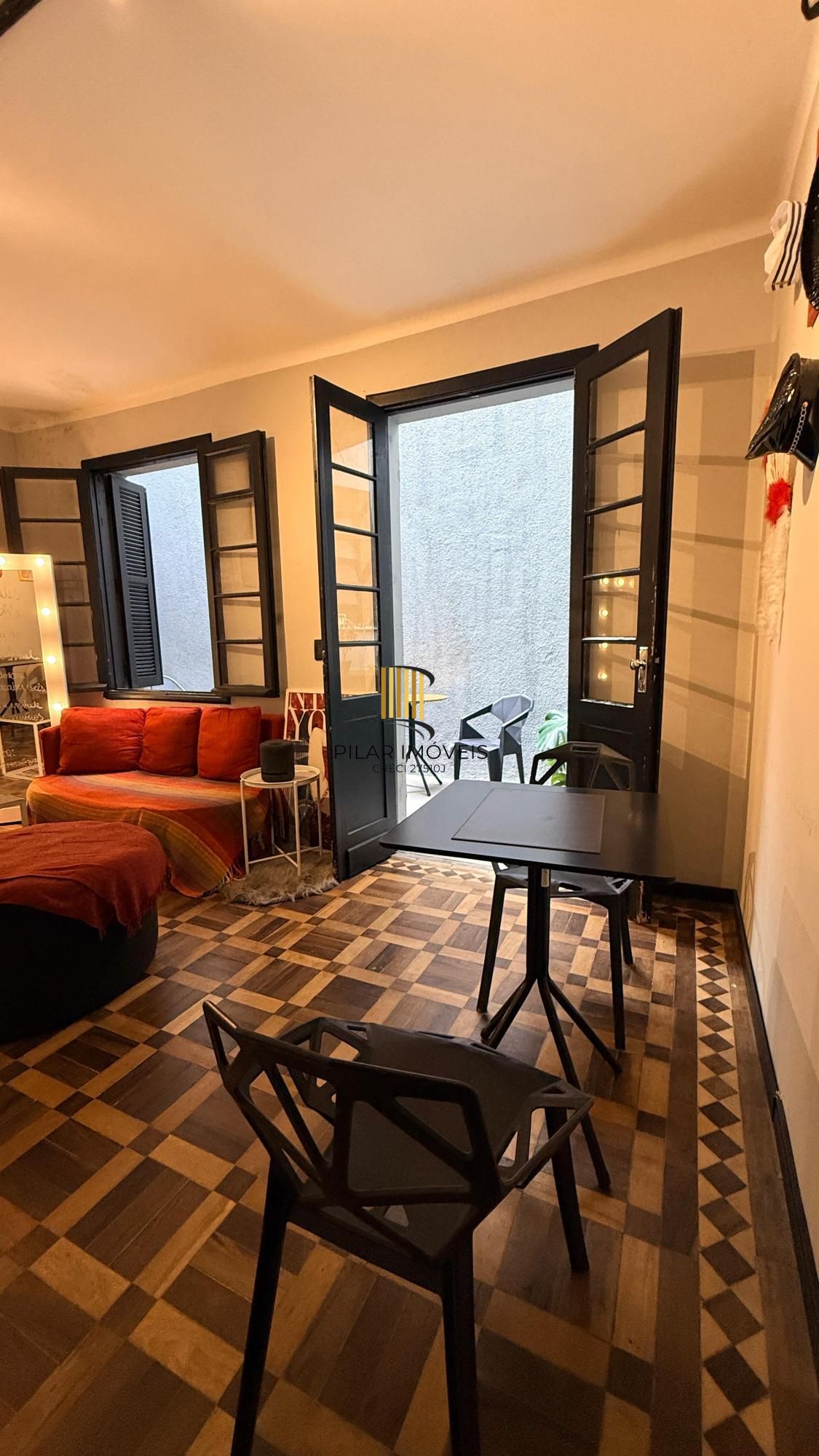 Prédio na Andre da Rocha com garagem