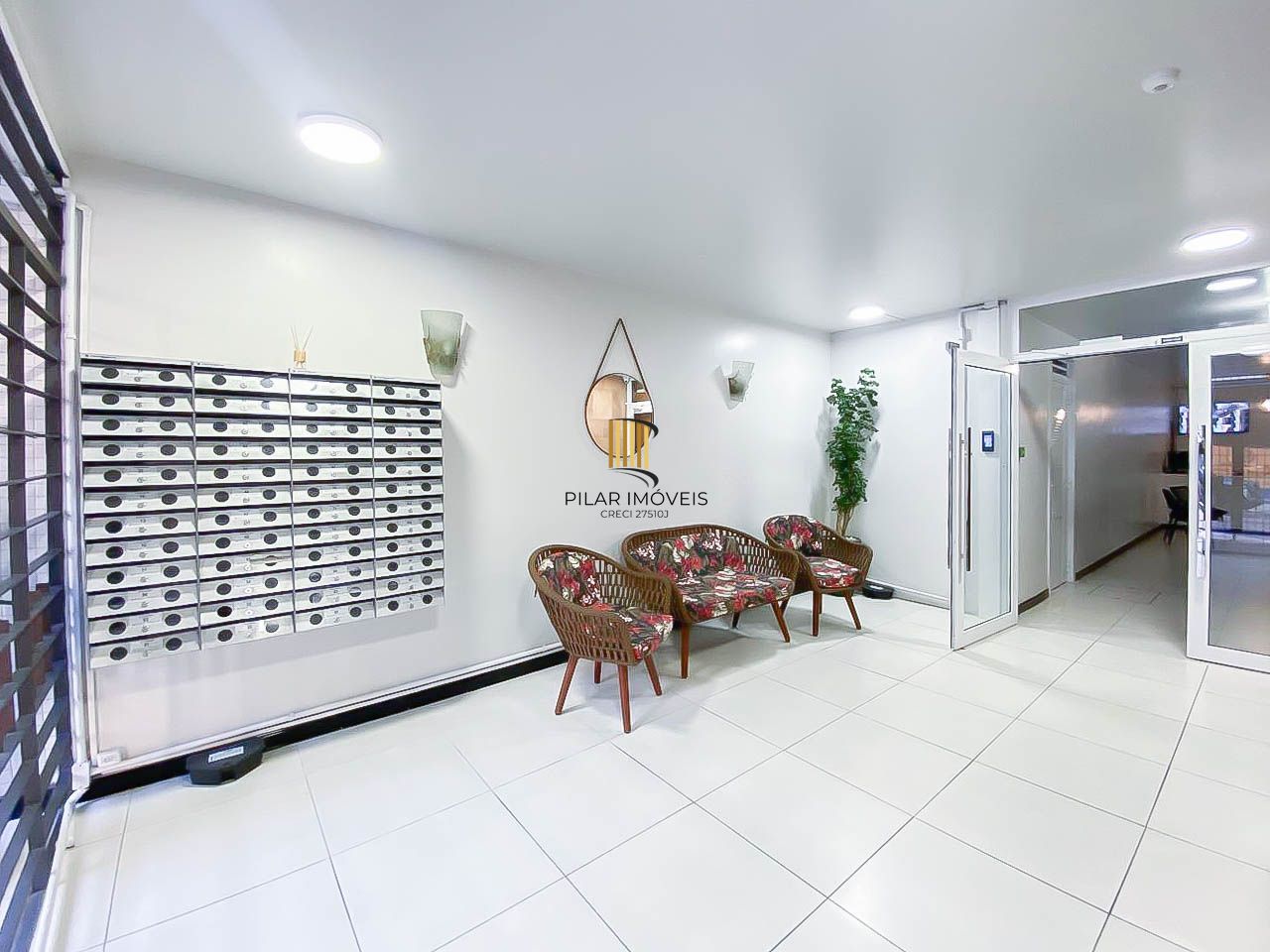 Apartamento amplo de 3 dormitórios, ensolarado, com portaria 24h próximo à UFRGS