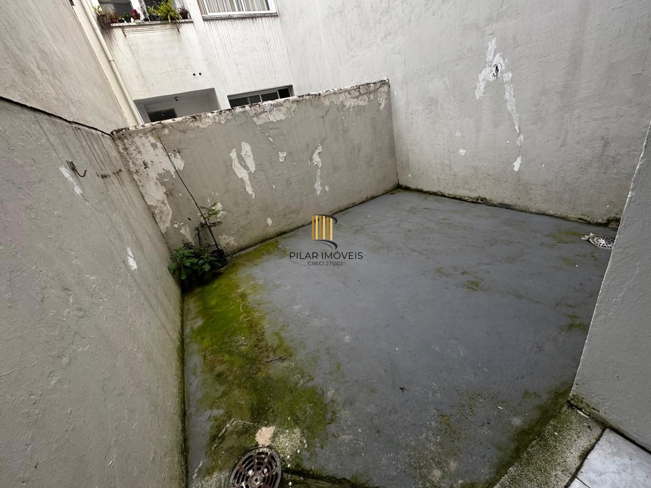 Apartamento de 1 dormitório térreo com área externa.