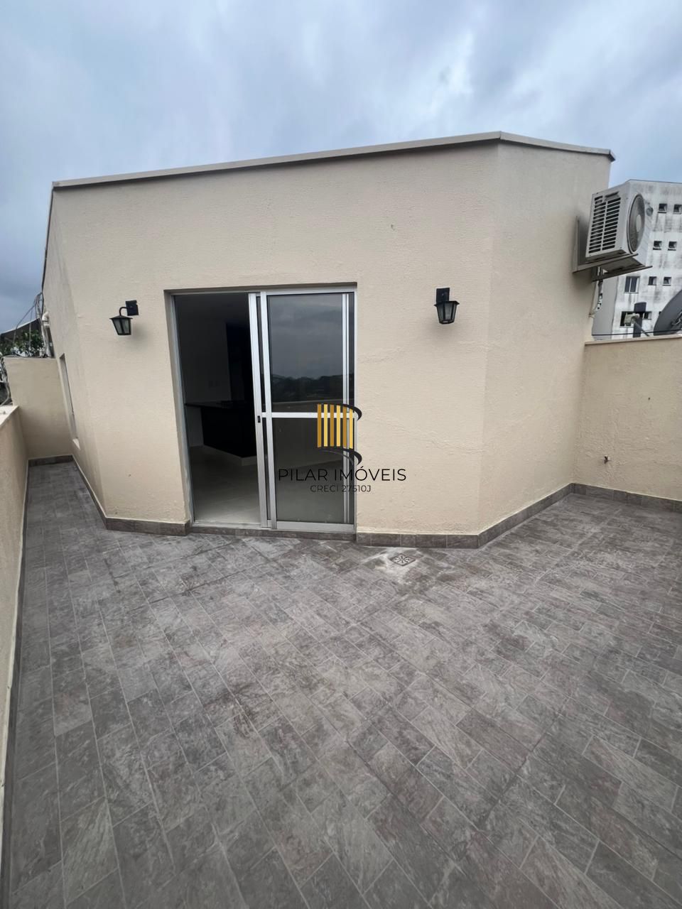 Cobertura reformada com terraço