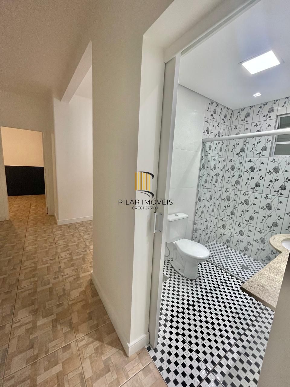 Parte da área externa que possui uma cobertura, após a venda, deve voltar a forma original, sem cobertura. Apartamento estilo garden com área externa privativa, 02 quartos com ventilador de teto, livi