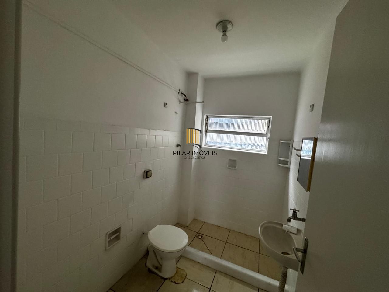 Apartamento de 1 dormitório térreo com área externa.