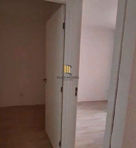 Apartamento de 2 dormitórios com garagem desocupado.