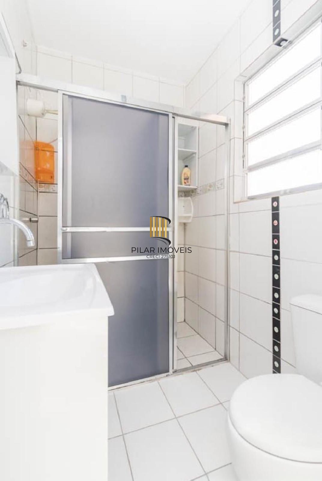 Apartamento amplo e arejado, com excelente iluminação natural e ventilação cruzada.