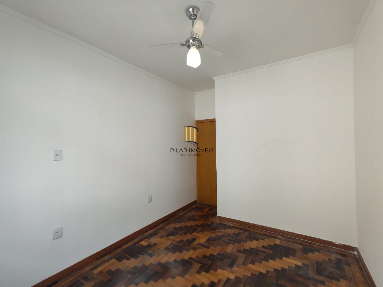 Apartamento Reformado de 2 Dormitórios com Sacada no Menino Deus, Porto Alegre