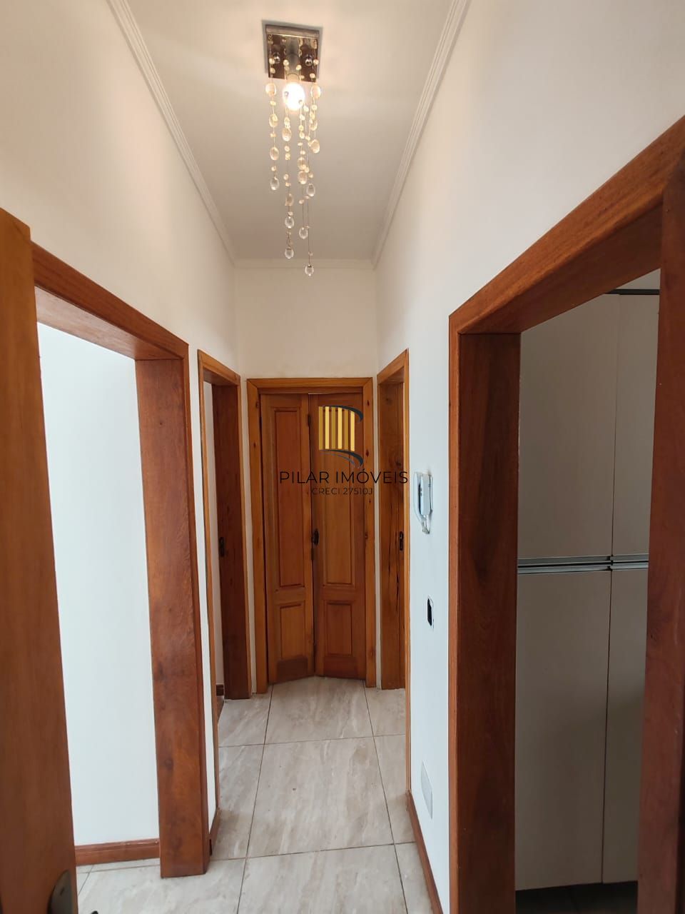 Apartamento Reformado de 2 Dormitórios com Sacada no Menino Deus, Porto Alegre