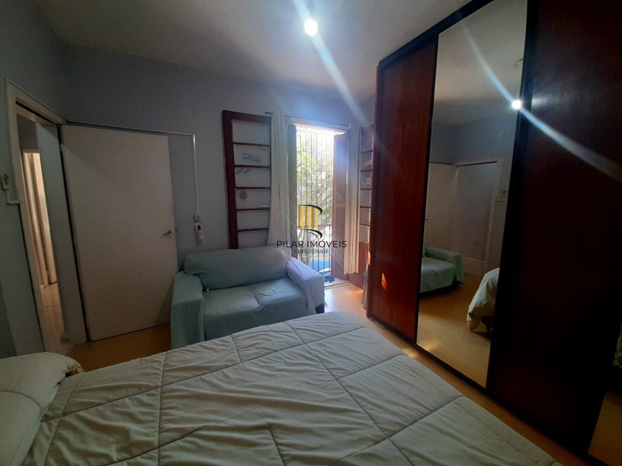 Apartamento 2 dormitórios, com dependência, de frente a fundos, com sacada, bair