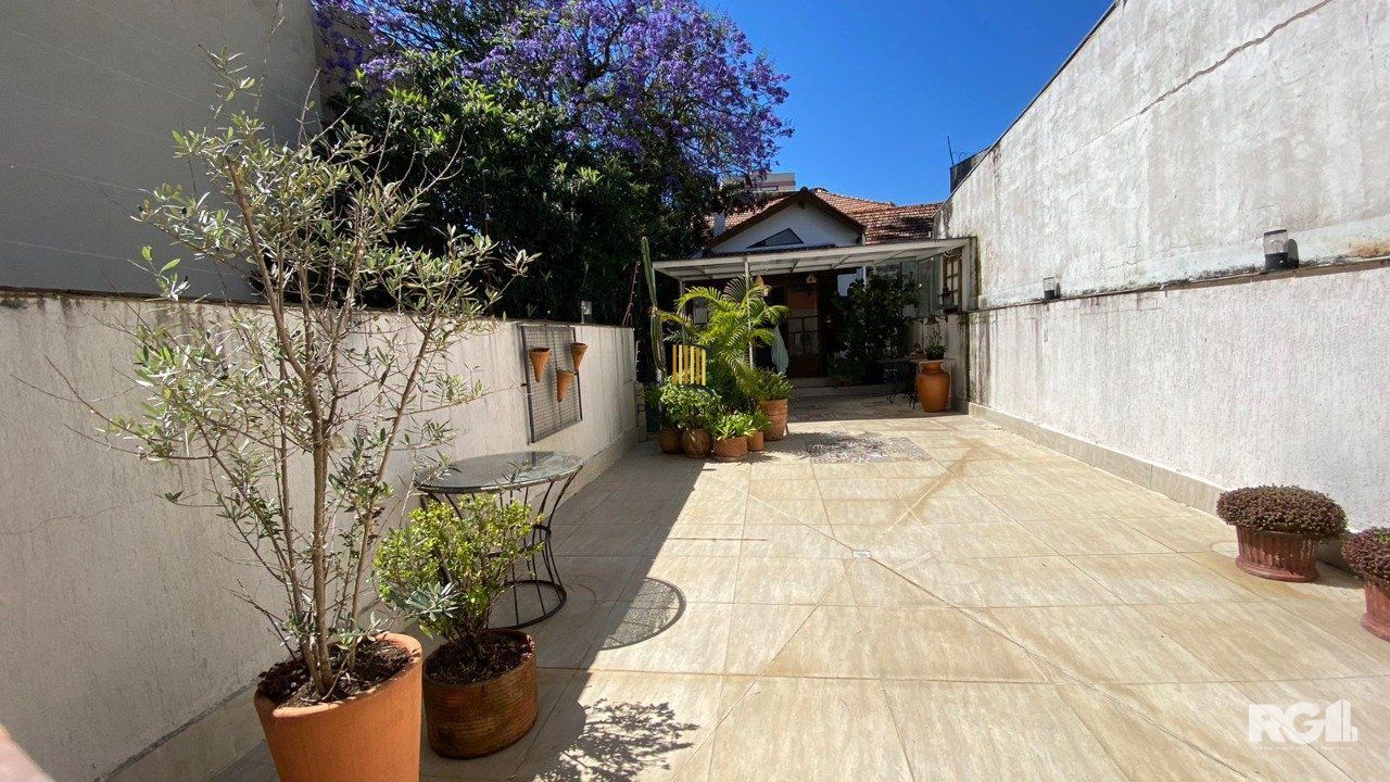 CASA AMPLA 3 DORMITÓRIOS NO ANDAR SUPERIOR NA CIDADE BAIXA .