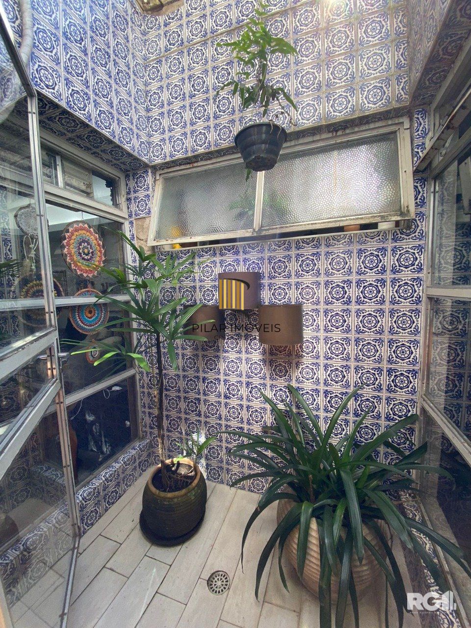 CASA AMPLA 3 DORMITÓRIOS NO ANDAR SUPERIOR NA CIDADE BAIXA .
