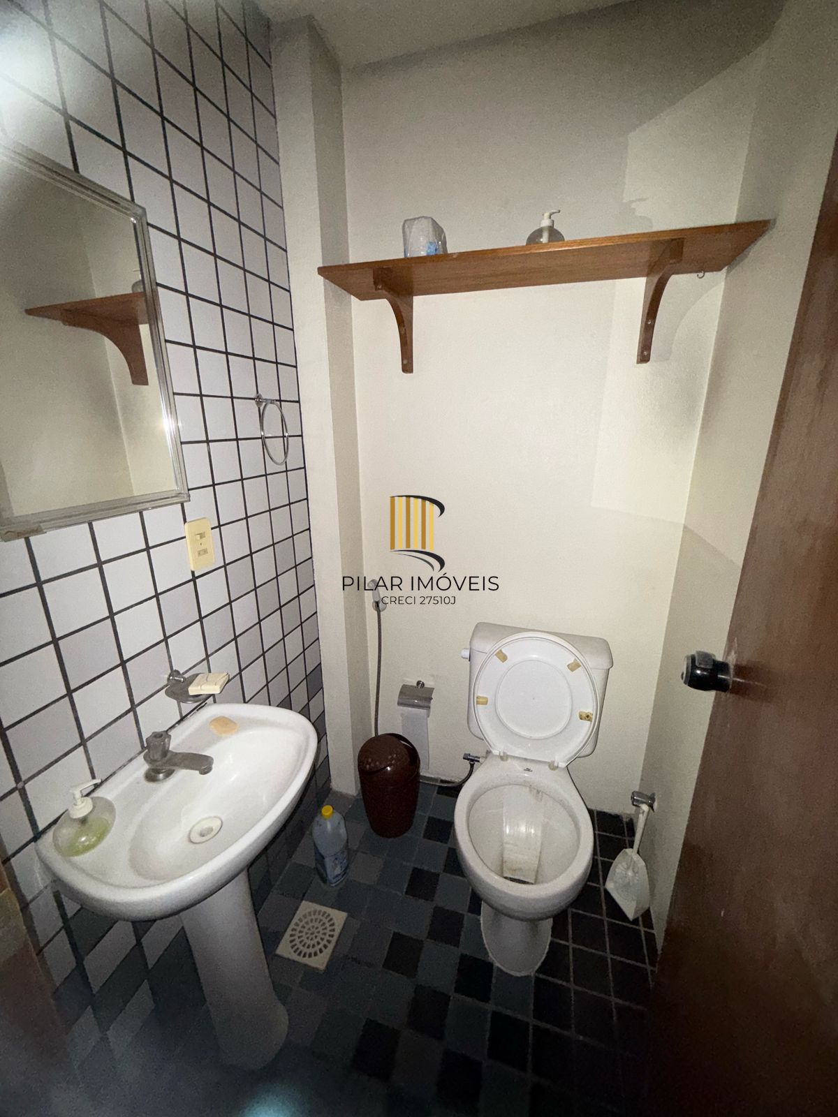 Sala comercial duplex,  área privativa de 71,68m², Bairro Azenha- Porto Alegre