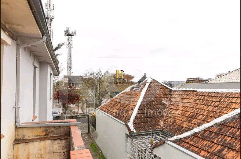 Casa para Venda - 210m², 4 quartos, sendo 1 suites, 4 vagas - Petrópolis