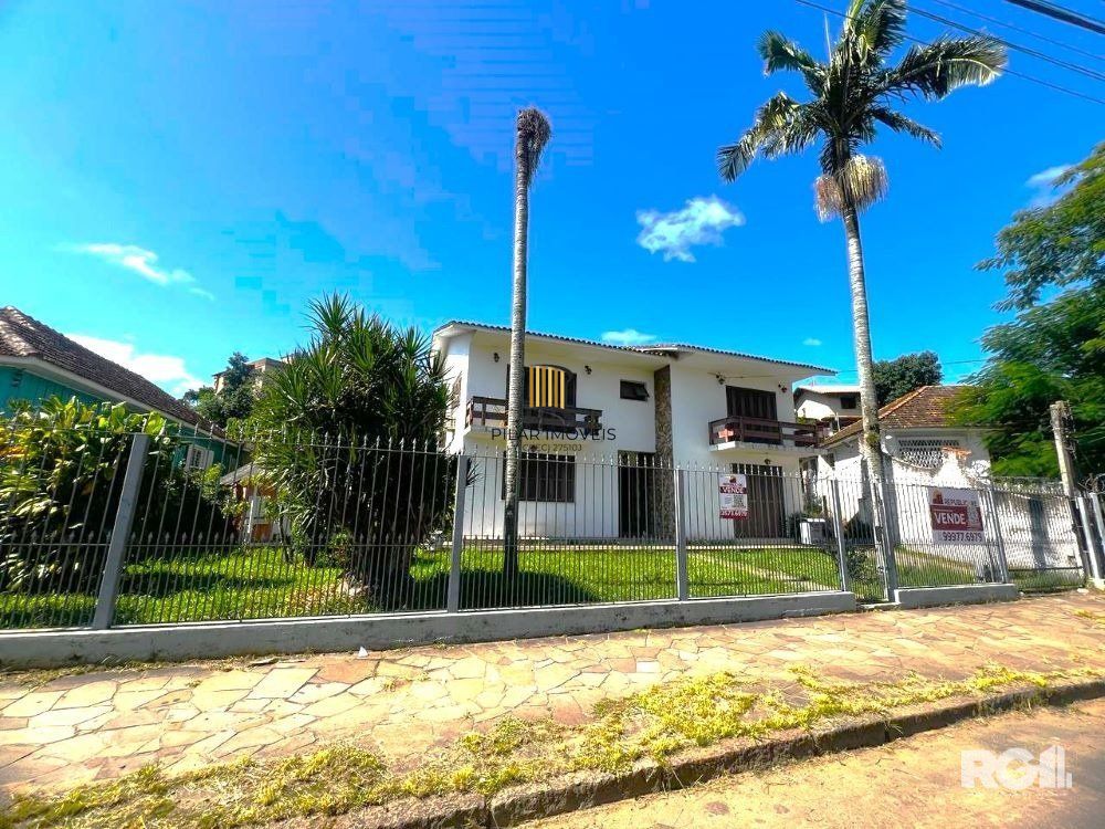 Casa com 351,60m2 de área construída em propriedade de 743m2 no Bairro Jardim Carvalho. - Pilar Imóveis