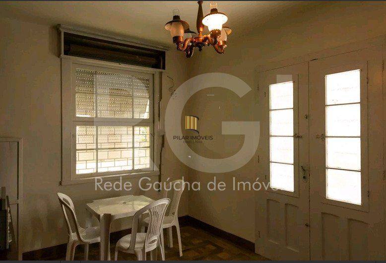 Casa para Venda - 210m², 4 quartos, sendo 1 suites, 4 vagas - Petrópolis