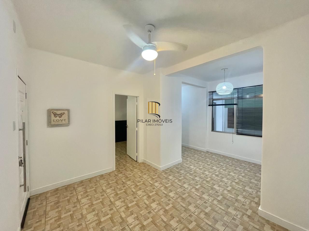 Parte da área externa que possui uma cobertura, após a venda, deve voltar a forma original, sem cobertura. Apartamento estilo garden com área externa privativa, 02 quartos com ventilador de teto, livi