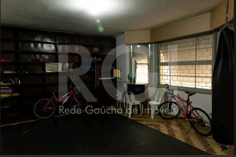 Casa para Venda - 210m², 4 quartos, sendo 1 suites, 4 vagas - Petrópolis