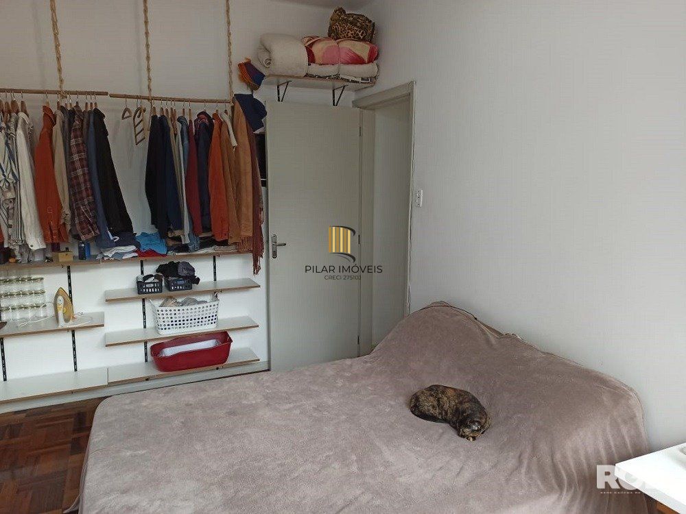 Apartamento à venda na Cidade Baixa – 2 dormitórios, de frente, com sacada integrada – Somente para investidor.