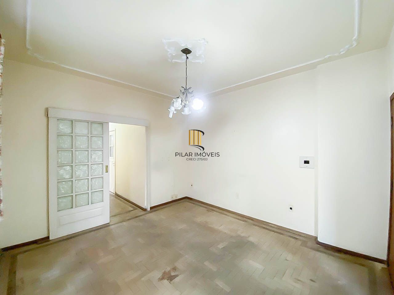 Apartamento amplo de 3 dormitórios, ensolarado, com portaria 24h próximo à UFRGS