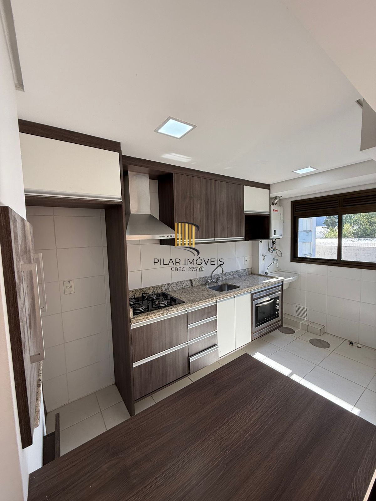 Apartamento desocupado com 2 quartos, sendo 1 suíte, 2 banheiros e garagem coberta escriturada.