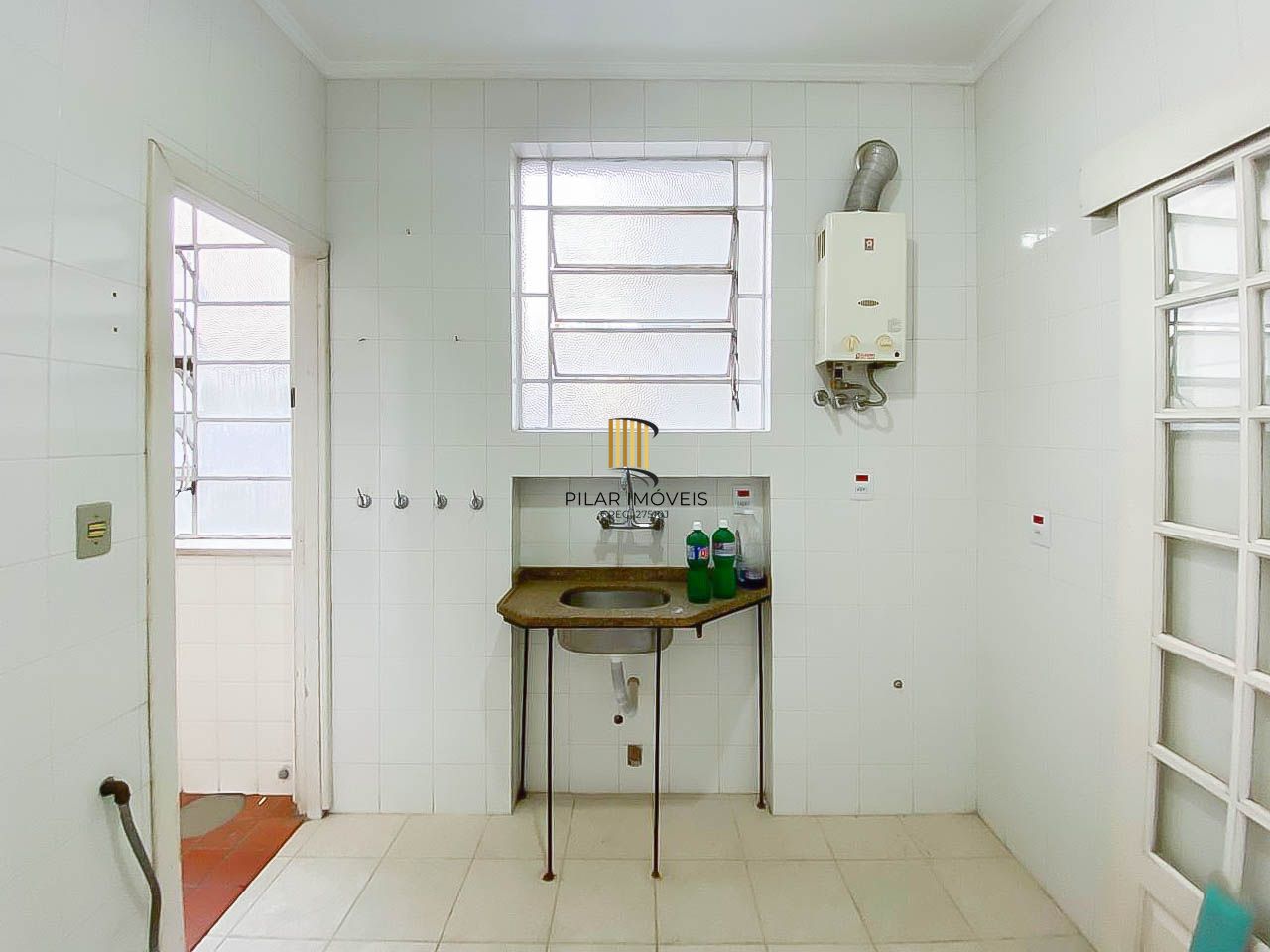 Apartamento amplo de 3 dormitórios, ensolarado, com portaria 24h próximo à UFRGS