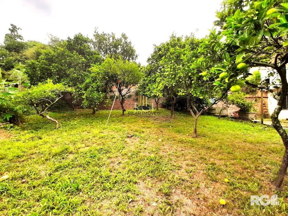 Casa com 351,60m2 de área construída em propriedade de 743m2 no Bairro Jardim Carvalho.