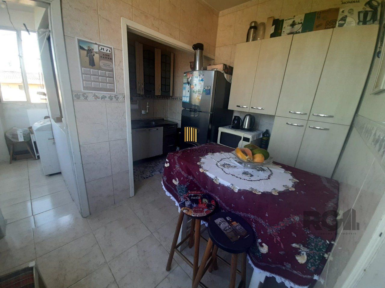 Apartamento 2 dormitórios, com dependência, de frente a fundos, com sacada, bair