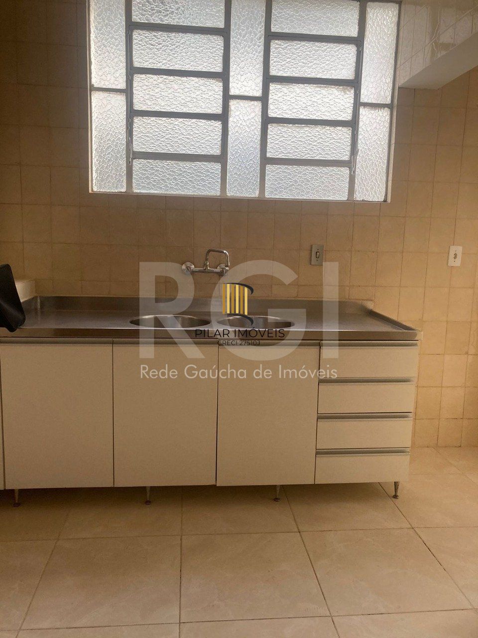 Ampla apartamento 3 dormitorios,living 2 ambientes na Cidade Baixa, com 2 garage