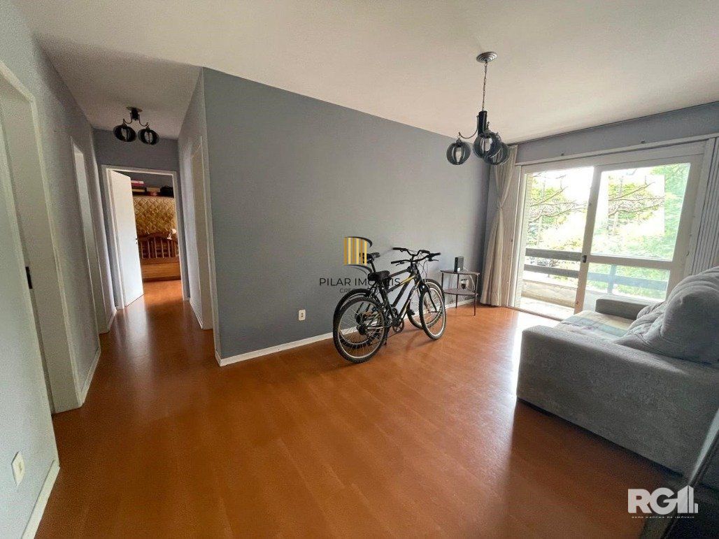 Apartamento de 2 dormitórios sendo um com sacada e garagem para 2 carros.