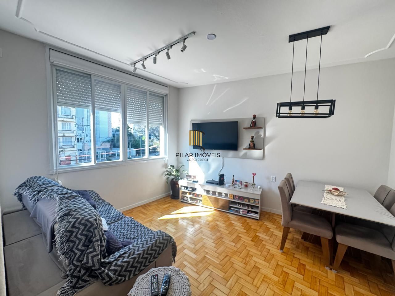 Apartamento de 2 Dormitórios totalmente reformado com churrasqueira
