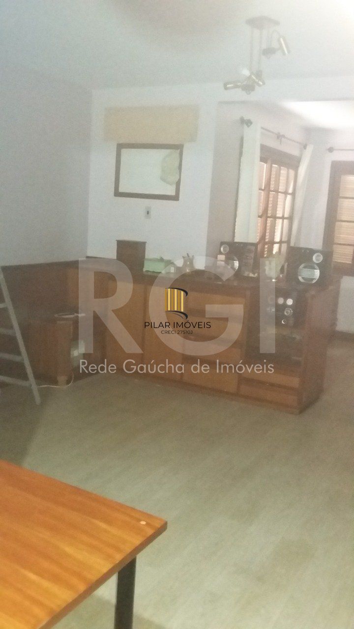 Casa com 4 quartos, 4 banheiros  e amplo pátio no miolo do bairro Cidade Baixa!