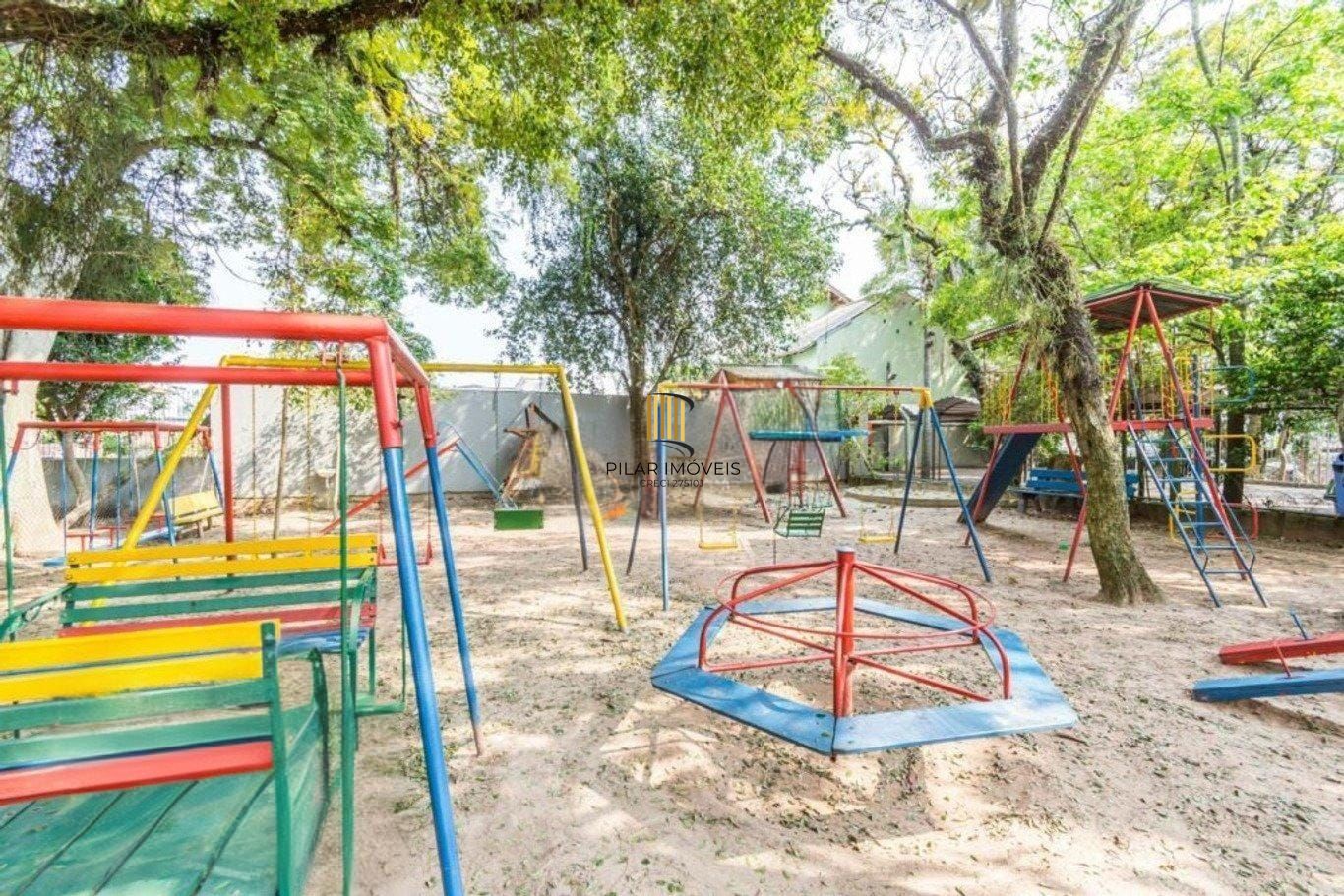 Apartamento 2 Dormitórios na Curupaiti com Vaga de Garagem – Completo e Bem Localizado