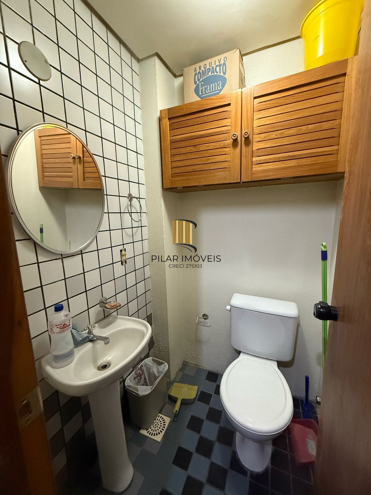 Sala comercial duplex com 71m², 2 banheiros e mobiliada na Cidade Baixa
