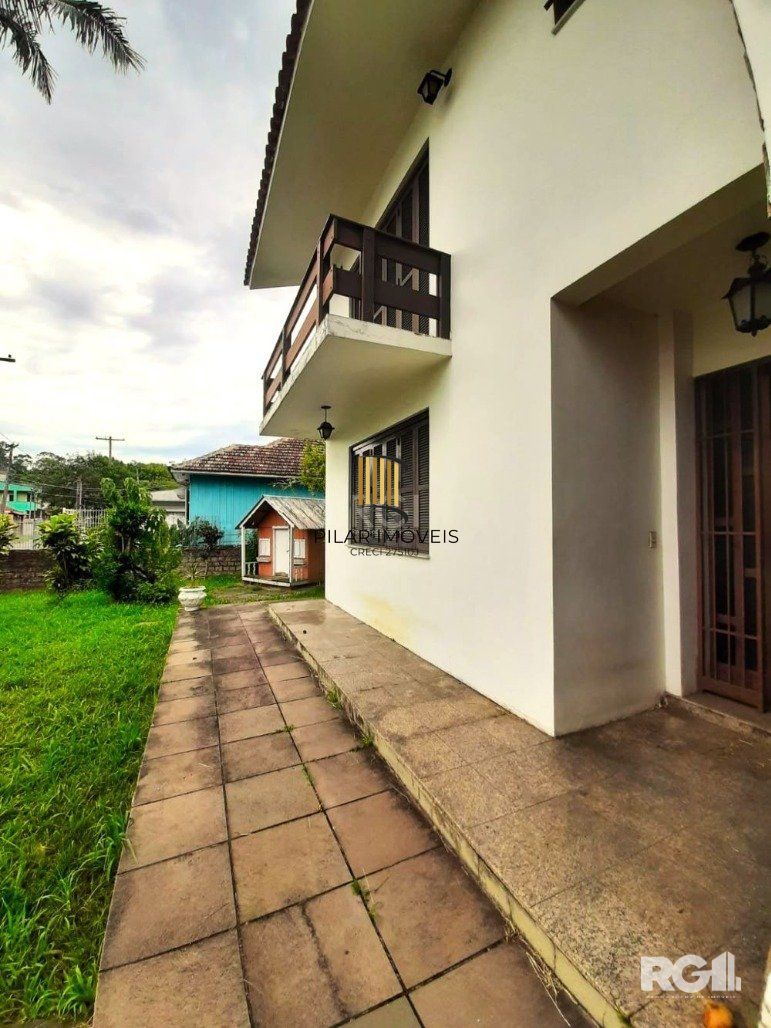 Casa com 351,60m2 de área construída em propriedade de 743m2 no Bairro Jardim Carvalho.