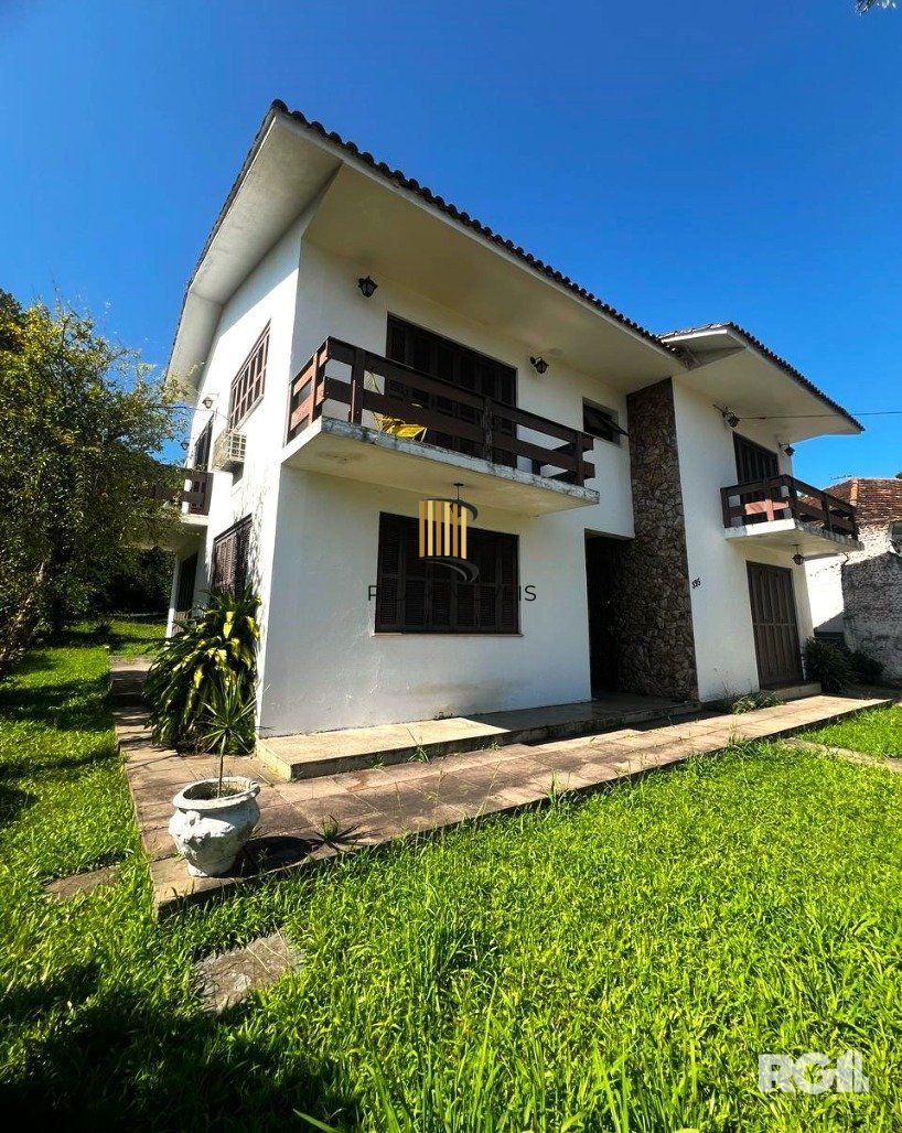 Casa com 351,60m2 de área construída em propriedade de 743m2 no Bairro Jardim Carvalho.