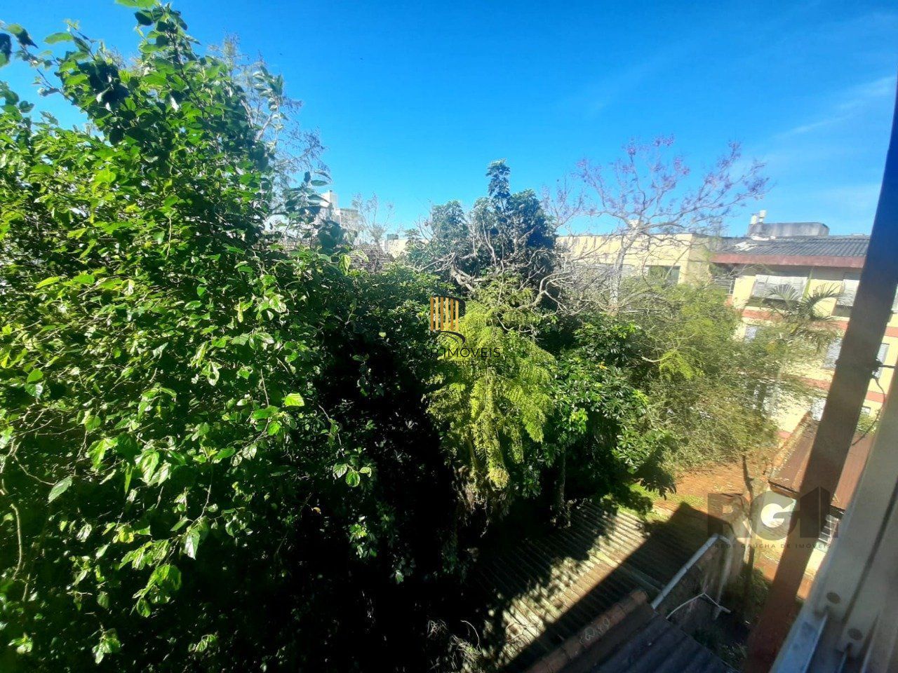 Apartamento 2 dormitórios, com dependência, de frente a fundos, com sacada, bair