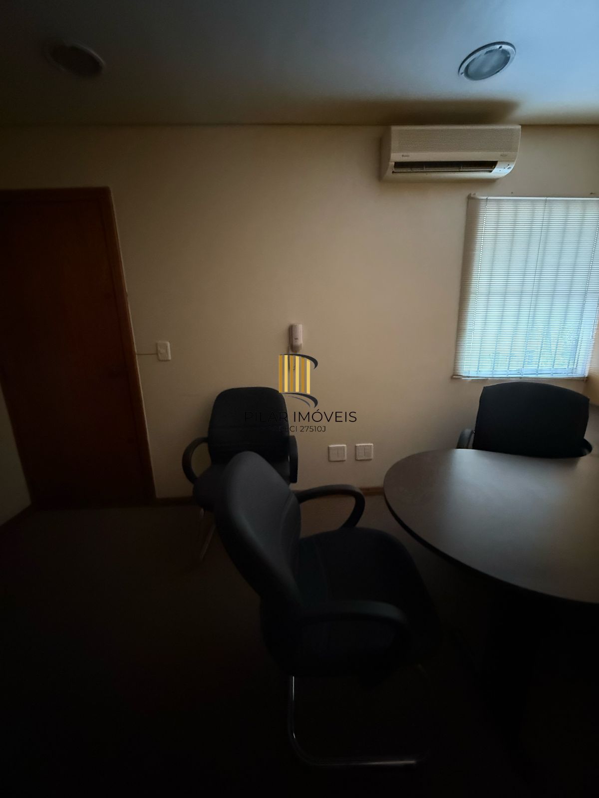 Sala comercial duplex com 71m², 2 banheiros e mobiliada na Cidade Baixa