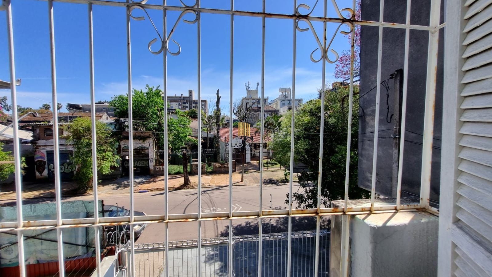 Casa Residencial de 2 pisos com  3 dormitórios , 2 banheiros + 1anexo com 2 aptos JKs , construído nos fundos do terreno no bairro Cidade Baixa/Azenha em Porto Alegre/RS.