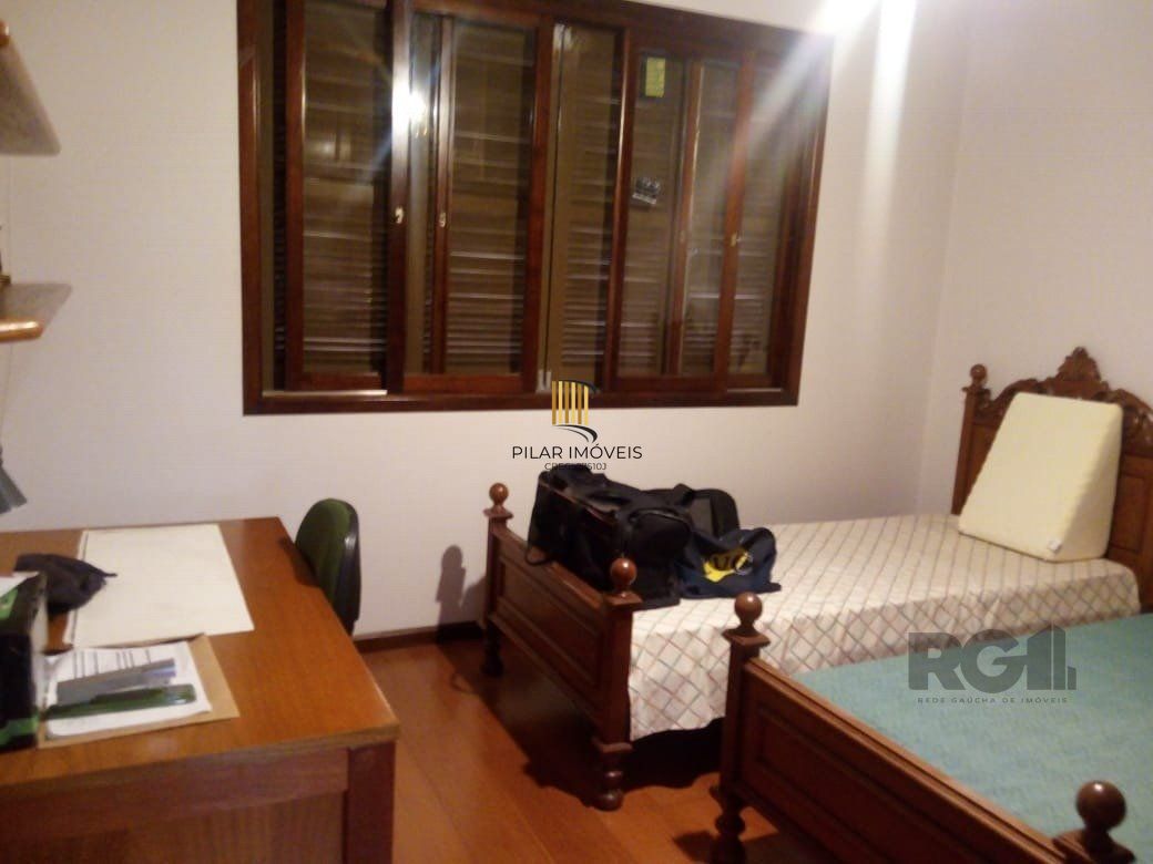 Casa para Venda - 320m², 4 dormitórios, sendo 2 suites, 5 vagas - Santo Antonio